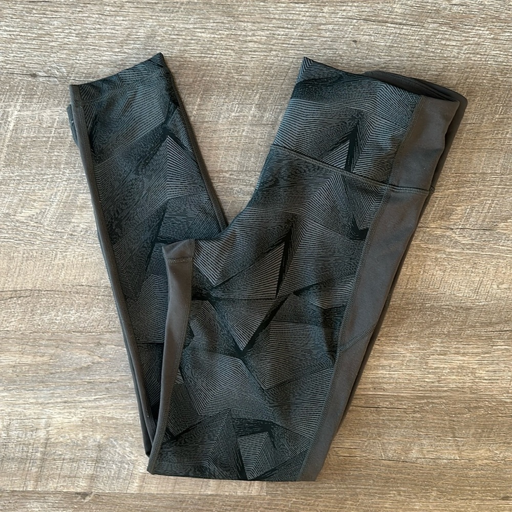 Women’s Under Armour Leggings with design Size Medium